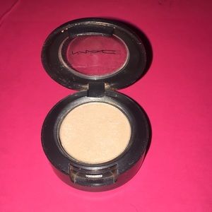 Mac eyeshadow in “Lightshade”
